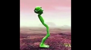 Зеленый человечек танцует под песню Половина моя