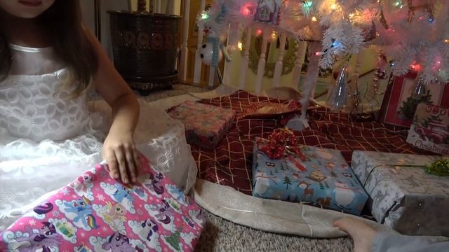 Подарки для всей семьи на Новый год и Рождество. Папа подарил крутые подарки !Christmas ?❄️☃️?❄️ смотреть онлайн