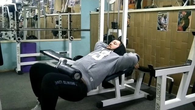 Подъем бедрами в тренажере сгибаний ног