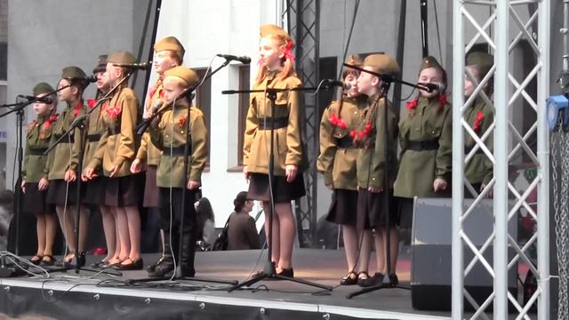 Едут-едут по Берлину наши казаки... смотреть онлайн