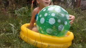✽ МАША в БАССЕЙНЕ с Шариками и Мыльными Пузырями Детские Игры в Воде Pool Balls and Soap bubbles