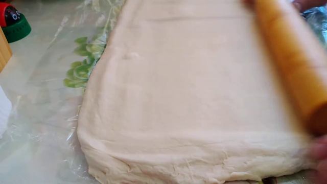 Пирог из слоеного дрожжевого теста с курицей и грибами. смотреть онлайн