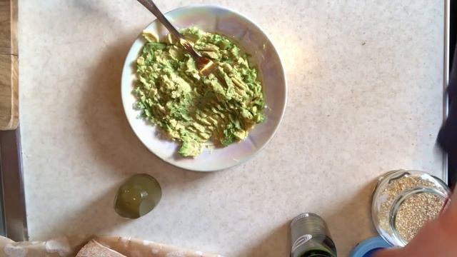 Бутерброд с авокадо из хлеба на закваске. смотреть онлайн