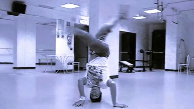 Брейк Данс павер мув "Head Spin". В шлеме и шапке! смотреть онлайн