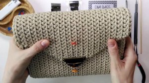 Как установить портфельный замок на вязаную сумочку?
