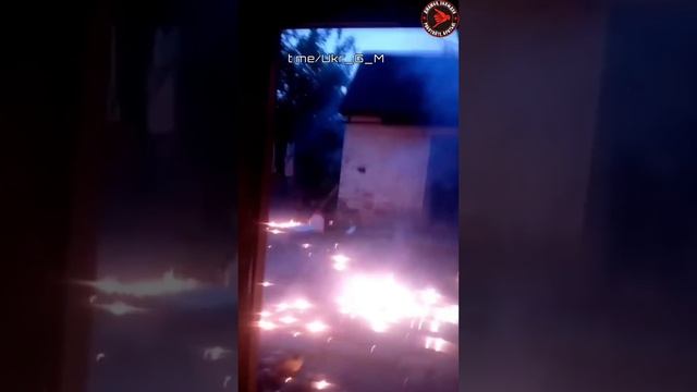 Обработка позиций боевиков ВСУ зажигательными реактивными снарядами из РСЗО "Град" на одном из напра смотреть онлайн