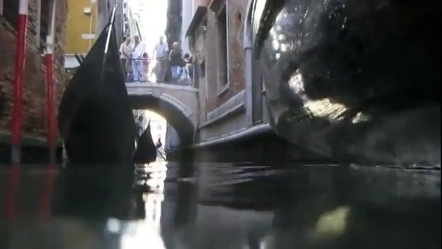 Венеция Гондола Подъезжаем к мостику смотреть онлайн