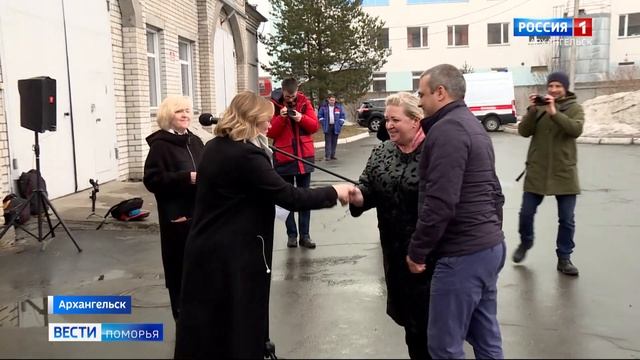 Ключи от новых машин скорой помощи вручили в Архангельске смотреть онлайн
