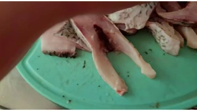 Жарим рыбу по новому,без брызгов,грязи и запаха!Лещ с Эльбы,оказался сладким,вкусным!Сочные чебурек смотреть онлайн