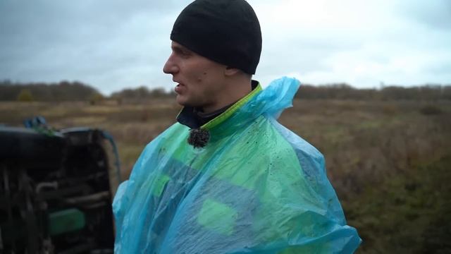 Потянулся за бутылкой... и ЛЕГ! Постановка на колеса и вытаскивание на дорогу груженого цементовоза смотреть онлайн