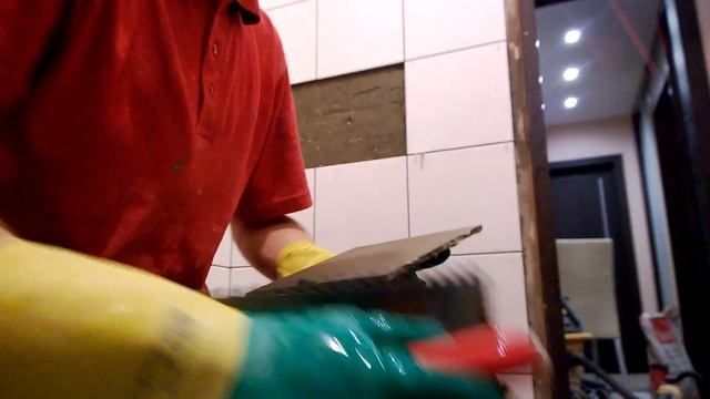 Нанесение плиточного клея на керамическую плитку смотреть онлайн