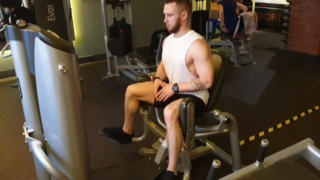 Разведение ног в тренажере сидя смотреть онлайн