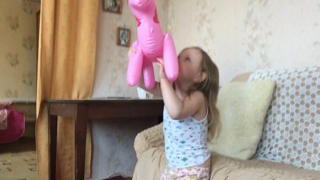 ИГРАЕМ С ПИНКИ ПАЙ РАСПАКОВКА НАДУВНОЙ ПОНИ MY LITTLE PONY PINKIE PIE МУЛЬТИК ДЛЯ ДЕТЕЙ смотреть онлайн