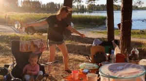 На озере с палатками и с детьми