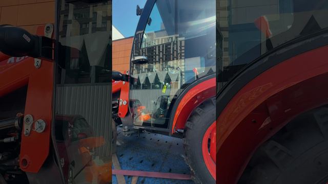 Минитрактор ZimAni B2741 AG с кабиной и фронтальным погрузчиком с автогоризонтом уезжает к клиенту смотреть онлайн