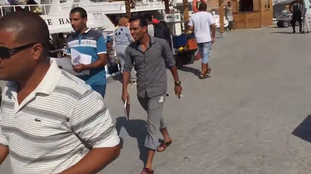 Капитан судна каждого встречает лично. смотреть онлайн