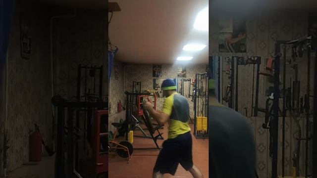 Немного бокса в тренажёрном зале ?