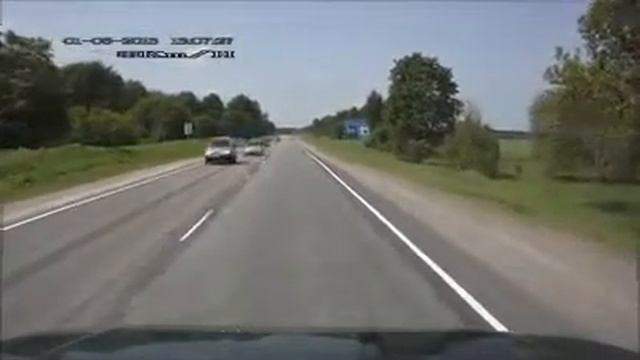 crossing the road. Мама утка переводит через дорогу утят смотреть онлайн