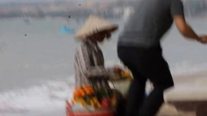 Вьетнамская женщина продает вьетнамские фрукты