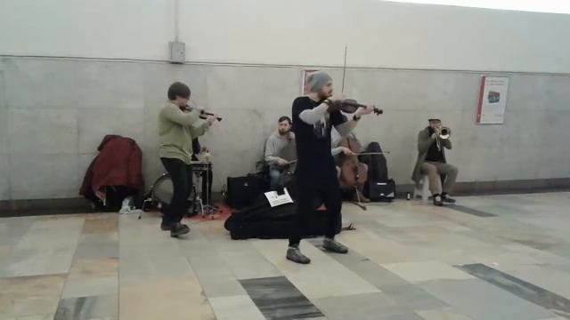 Живая музыка в метро Москвы смотреть онлайн