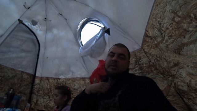 НОЧЬ В ПАЛАТКЕ С ДОЧКОЙ \ РЫБАЛКА НА НАЛИМА \ ПУРГА ЗАСТАЛА В РАСПЛОХ \ АЗИАТСКАЯ КУХНЯ, БОЛИТ ЗУБ смотреть онлайн