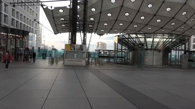 Rundblick in "La Defense" (Paris) - Sichtachse vom "Grande Arche" zum "Arc de Triomphe de l’Étoile" смотреть онлайн