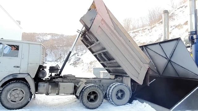 Загрузка угля из кузова самосвала смотреть онлайн