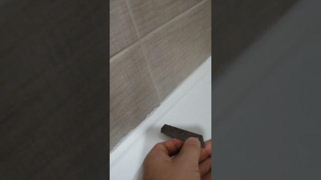 Как срезать красивый край силикона между плиткой и раковиной смотреть онлайн