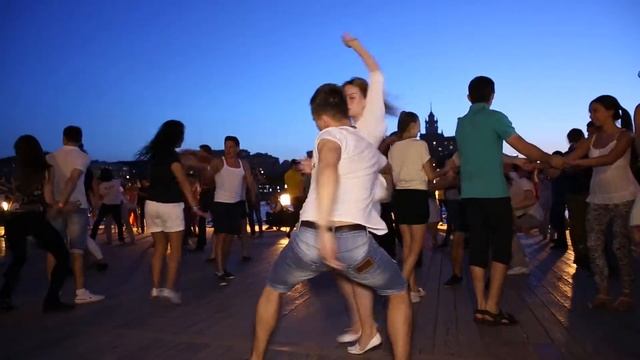 Мобильный танец на Андреевской набережной смотреть онлайн