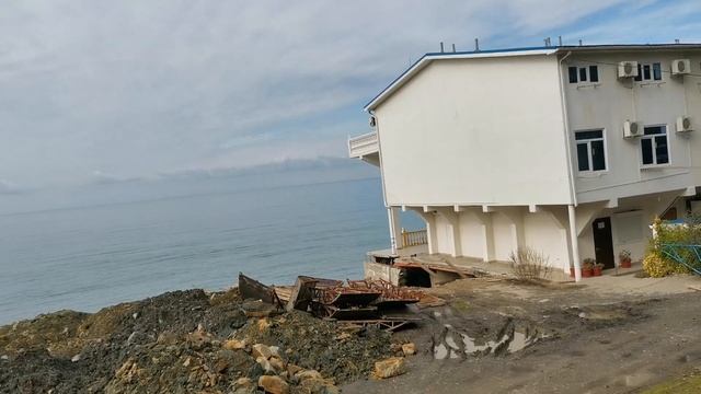 (5) Сочи. Посёлок Лоо. Набережная обваливается в море. +7°C. 10.03.2022г.© смотреть онлайн