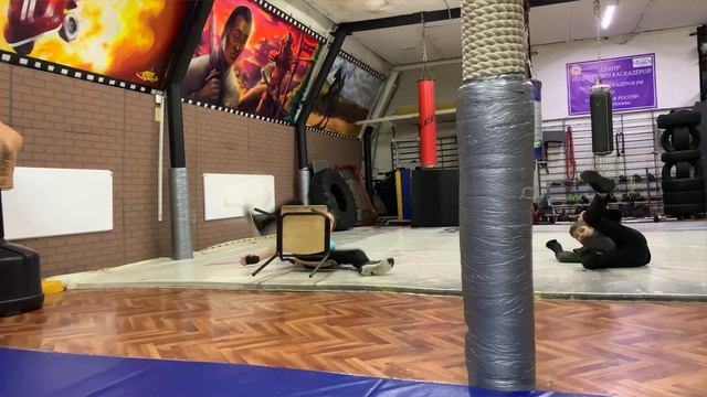 Не дают на стуле посидеть спокойно смотреть онлайн