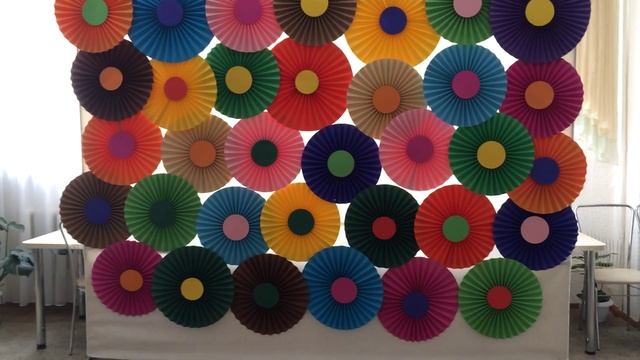 Фотозона с веерными кругами смотреть онлайн