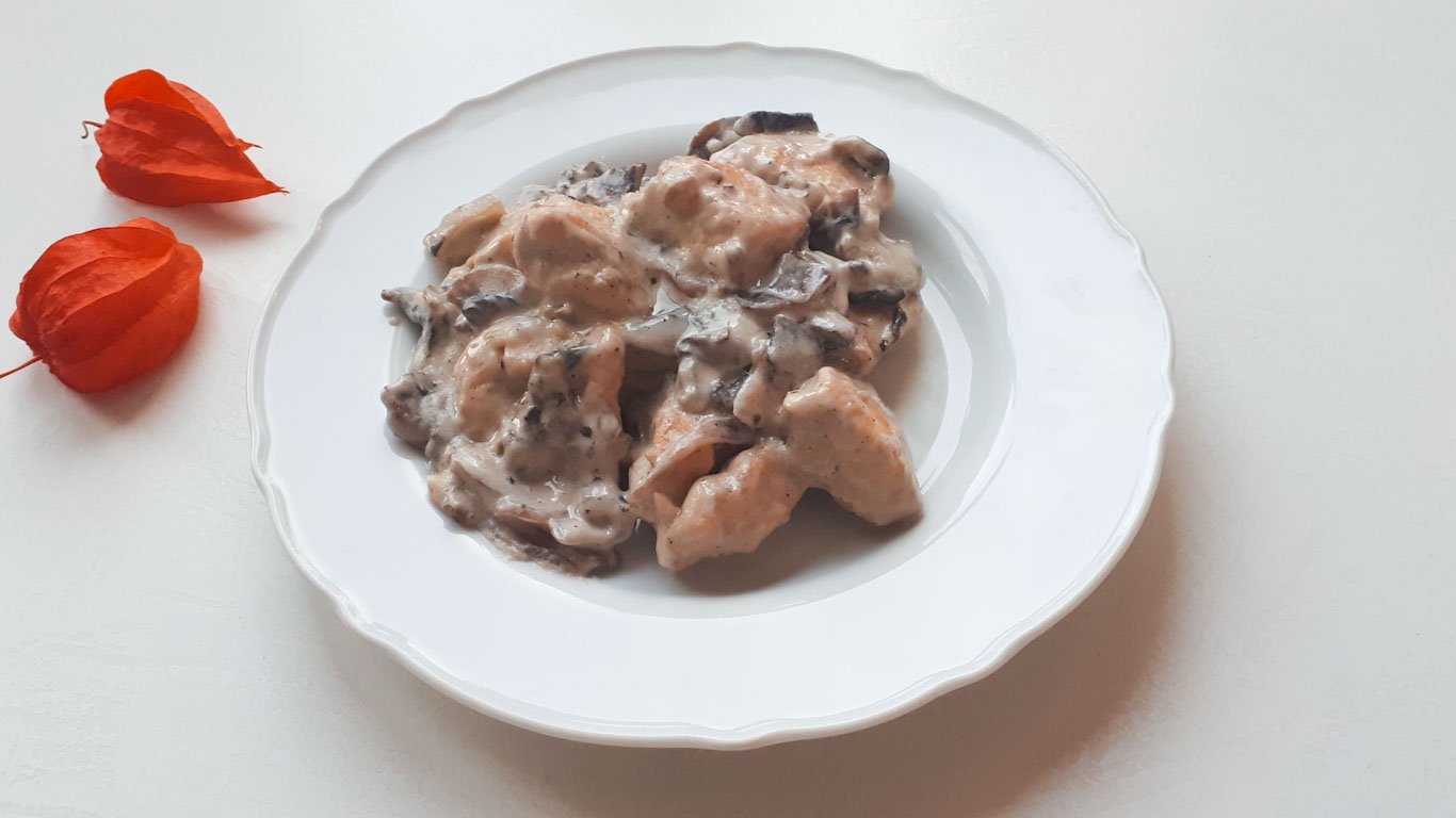 Как приготовить грудку в сливочном соусе? Вкусная куриная грудка с грибами. Простой рецепт грудки. смотреть онлайн