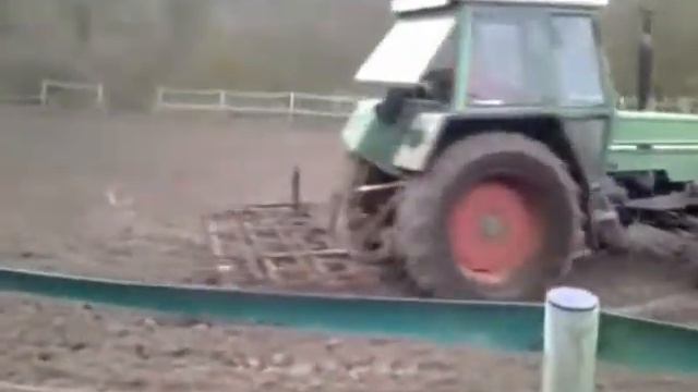 Paardenbak van stal Noord-West lostrekken met Fendt 309ls turbomatik en triltand смотреть онлайн