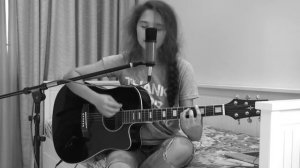 Девушка классно играет на гитаре.