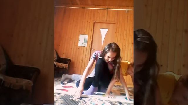 Играем в твистер 😊Часть вторая😊 смотреть онлайн