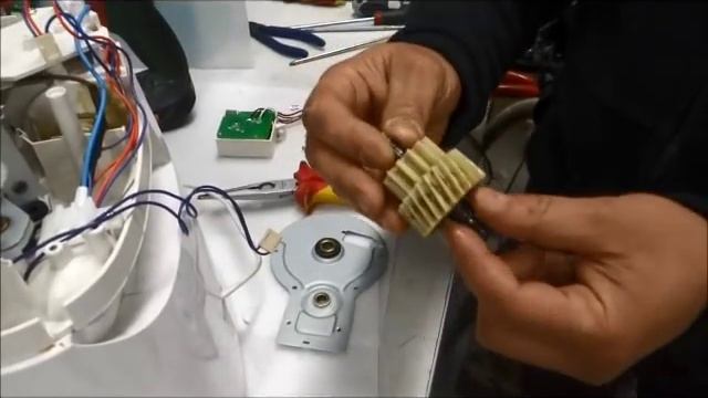 Comment démonter un robot Prospero Kenwood KM... смотреть онлайн