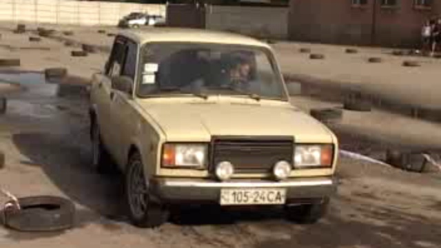 Автолюбители почувствовали технику вождения во время слалома смотреть онлайн