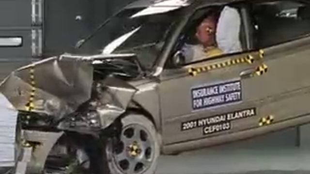 Crash Test  2001 -2003 / 2004 -  2006 Hyundai Elantra (Frontal Impact) IIHS
