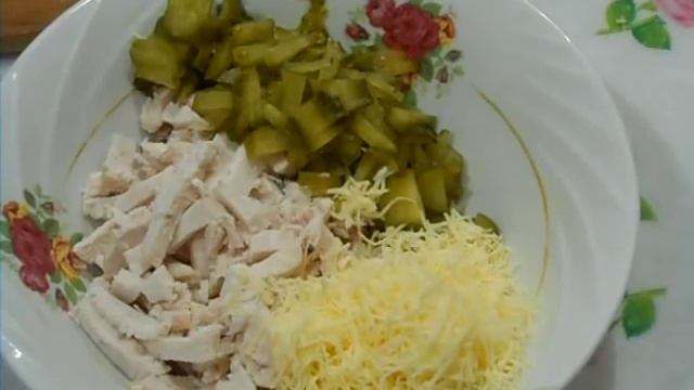 Cалат с курицей и кукурузой. Рецепт смотреть онлайн