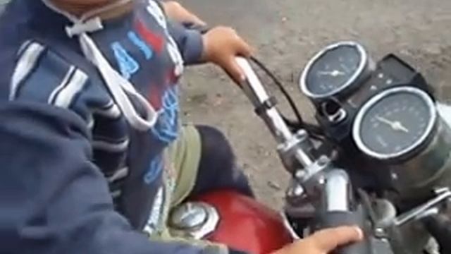 Малый заводит мотоцикл. смотреть онлайн