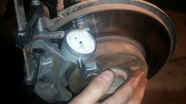 Проверка осевого биения тормозного диска. смотреть онлайн