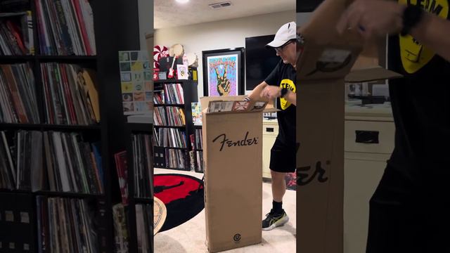 Mike McCready Fender Stratocaster Guitar UNBOXING Pearl Jam Ten Club Polaroid смотреть онлайн