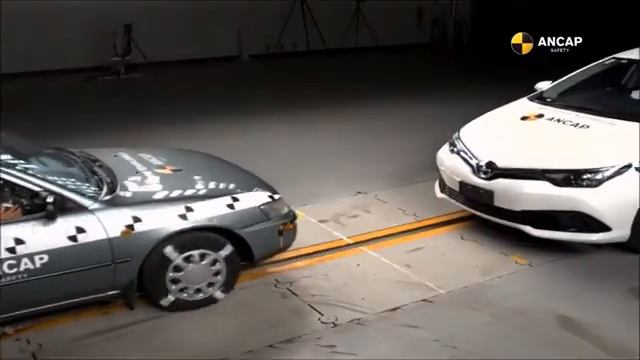 1998 Toyota Corolla Vs 2015 Toyota Corolla Auris  Crash Test (Краш тест Тойота Королла 1998 Vs 2015