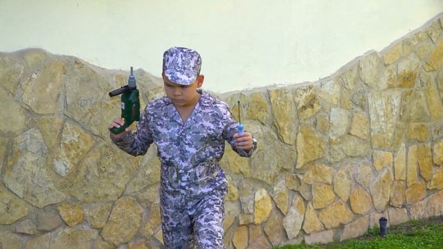 Военный Дима ремонтирует Джип смотреть онлайн