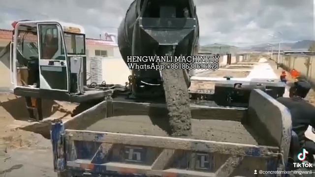 китайская самоходная бетономешалка с самозагрузкой 4куба работает на площади строительства#кармикс смотреть онлайн