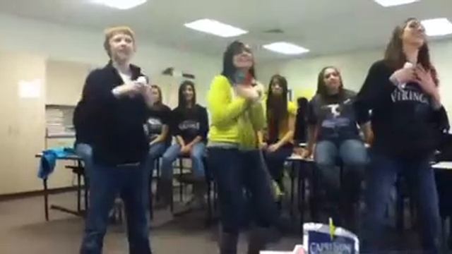 YouTube War: Mrs. Washburn Dances смотреть онлайн