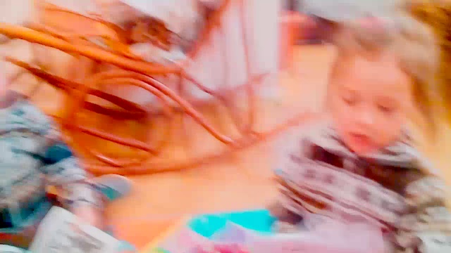 ВЫСИЖИВАЮ ЯИЧКИ,,,,,,