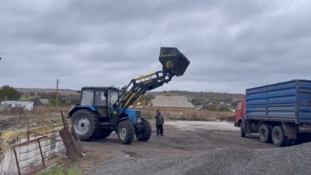 Погрузка соняшника фронтальним навантажувачем General X смотреть онлайн