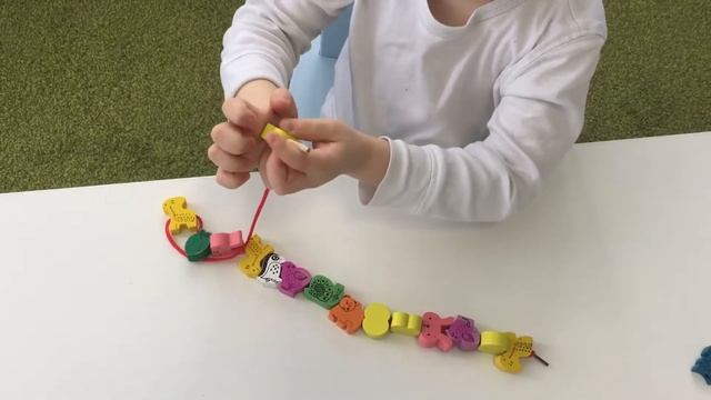 Нанизываем бусины - Игра для малышей и Развитие мелкой моторики - Чем занять ребёнка смотреть онлайн